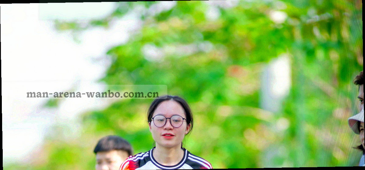 俯拍视角下双手在桌面操作设备的场景，屏幕呈现冷调几何色块与光线层次